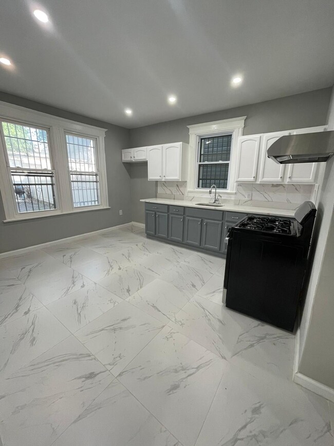 528 Grove St, Unit 1 in Irvington, NJ - Building Photo - Building Photo