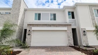 323 Nine Iron Dr in Davenport, FL - Building Photo