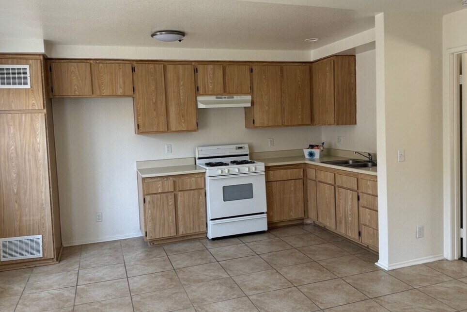 Park Villas 55+ Senior Apartments in South Gate, CA - Building Photo