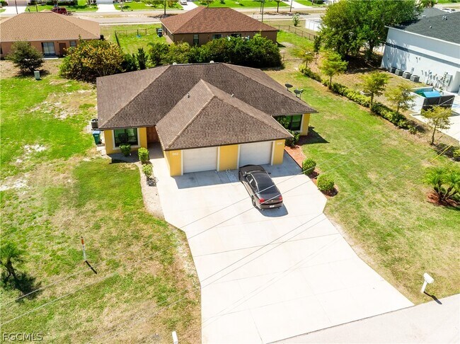 property at 902 SW 39th Terrace