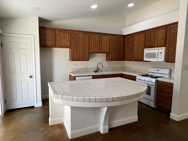 5605 Scatena Isle Dr in Bakersfield, CA - Building Photo - Building Photo