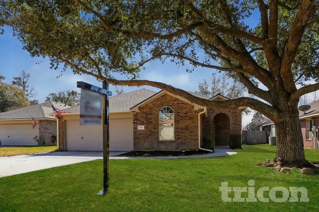 2205 Highland Hills Dr in Conroe, TX - Building Photo