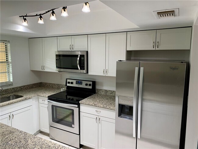 100 Valley Stream Dr in Naples, FL - Building Photo - Building Photo