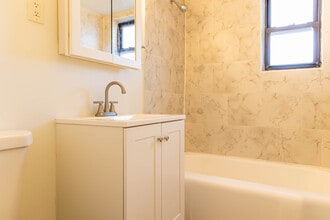 243 South Harrison Street in East Orange, NJ - Foto de edificio - Interior Photo