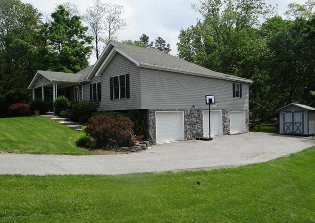 1032 Upland Dr in Fayetteville, PA - Building Photo - Building Photo