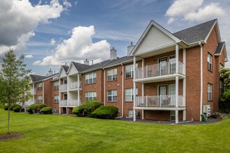 New Center Greens Garden Apartments in Hillsborough, NJ - Building Photo - Building Photo