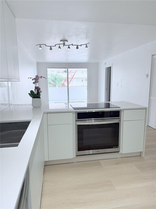 1331 Lincoln Rd in Miami Beach, FL - Building Photo