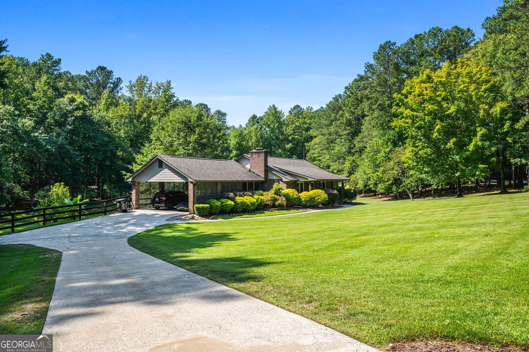 725 Holland Rd in Powder Springs, GA - Foto de edificio