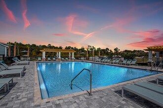 500 East in Daytona Beach, FL - Foto de edificio - Building Photo