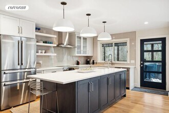 29 Beechwood Dr in Southampton, NY - Foto de edificio - Building Photo