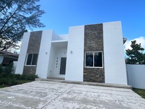 2421 NW 23rd Ln in Fort Lauderdale, FL - Building Photo - Building Photo