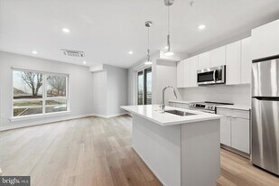 3449 Scotts Ln, Unit 301 in Philadelphia, PA - Building Photo