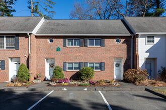 Sheltered Ponds in Plainville, CT - Building Photo - Building Photo