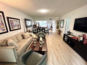 1050 Country Club Dr in Margate, FL - Building Photo - Building Photo