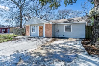 6318 Tacquard Dr in Hitchcock, TX - Building Photo - Building Photo