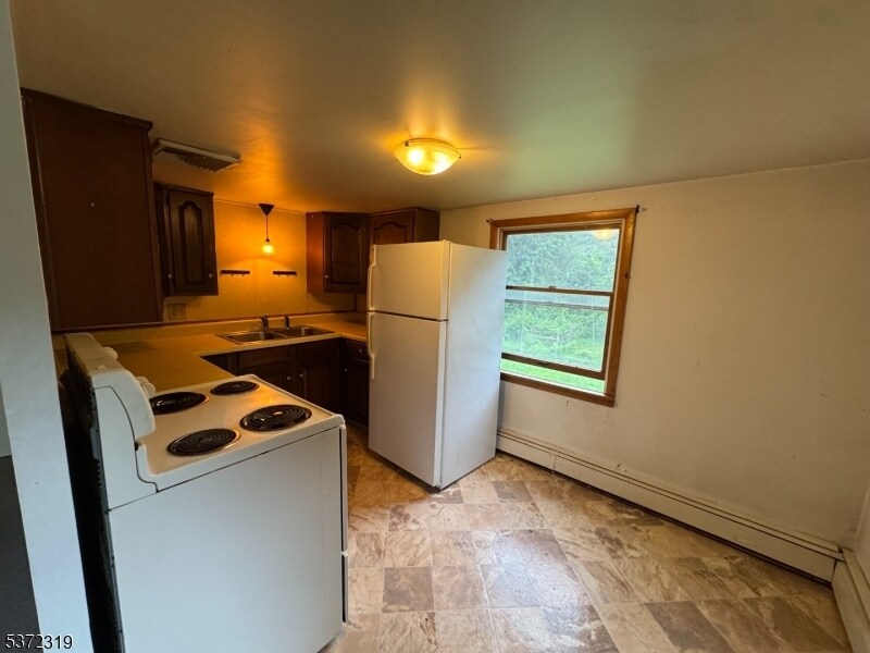 615 County Rd 627 in Bloomsbury, NJ - Building Photo