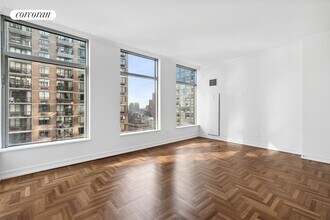 250 E 54th St in New York, NY - Foto de edificio - Building Photo