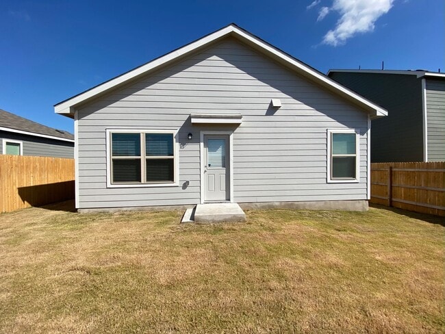 938 Circle Wy in Jarrell, TX - Building Photo - Building Photo