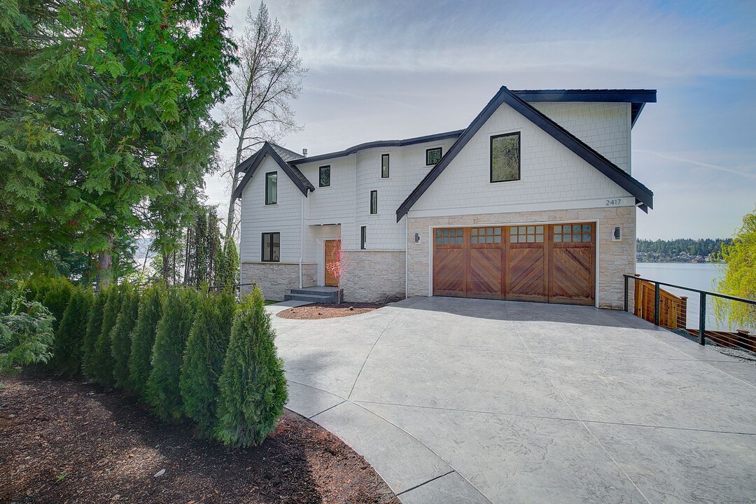 2417 E Lake Sammamish Pkwy NE in Sammamish, WA - Building Photo