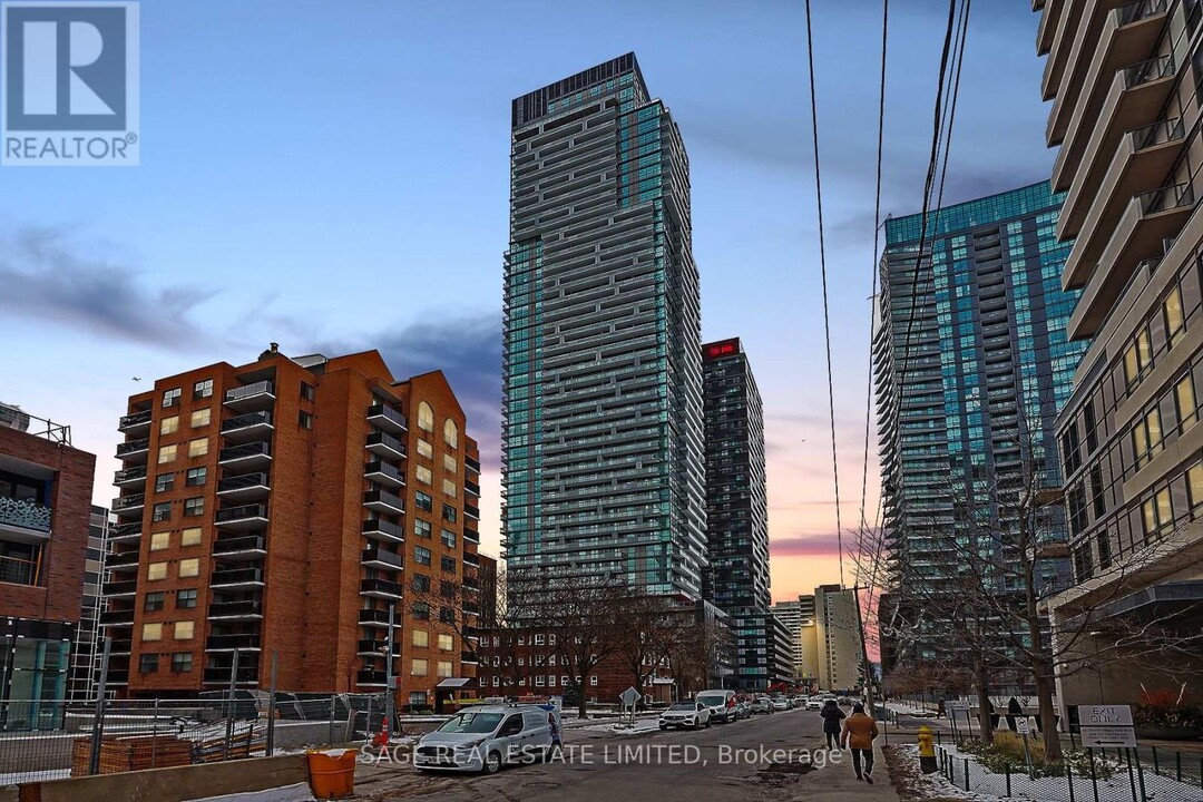 39-3839 Roehampton Ave in Toronto, ON - Building Photo