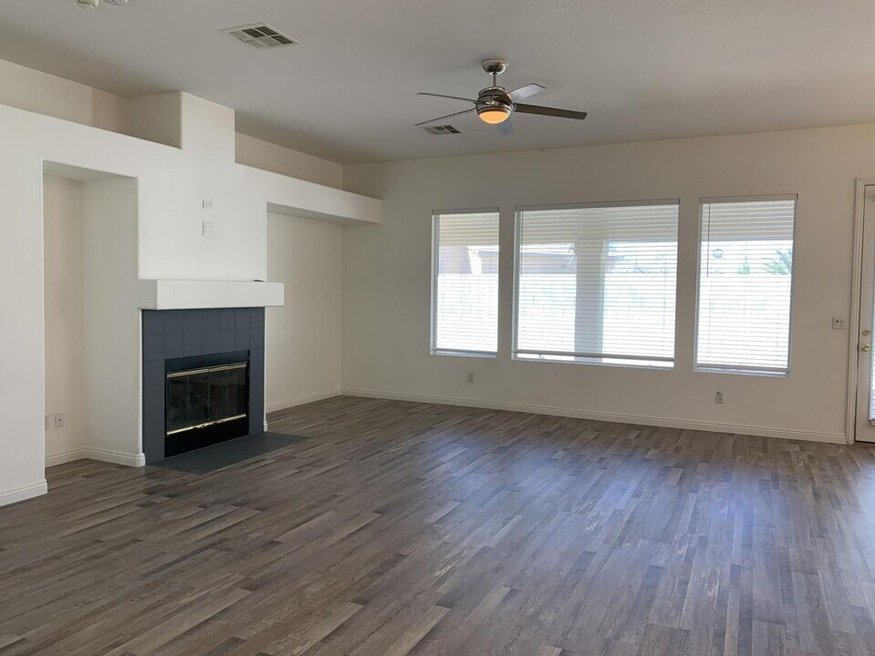 7201 Jack Russell St in Las Vegas, NV - Building Photo