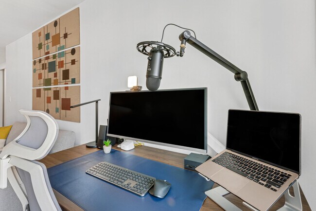 70 W 37th St in New York, NY - Building Photo - Building Photo