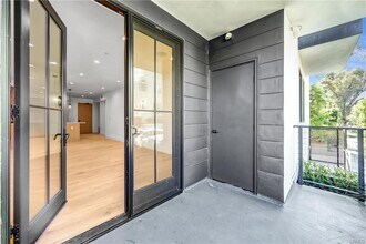 10352 Riverside Dr in Los Angeles, CA - Foto de edificio - Building Photo