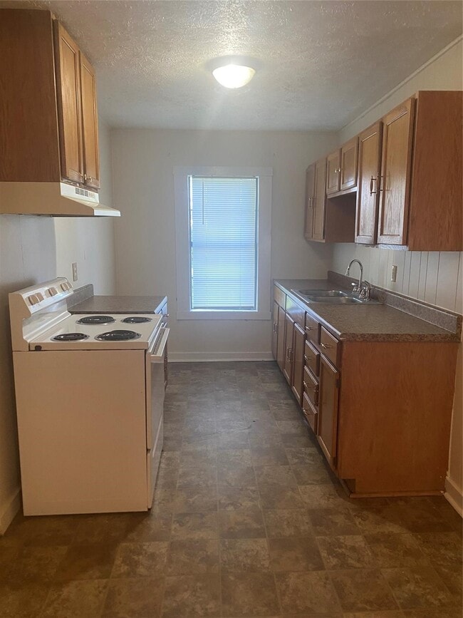 1021 Nottingham Dr in Angleton, TX - Building Photo - Building Photo