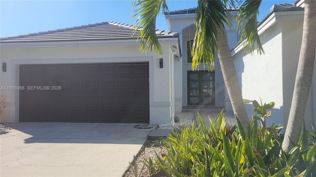 381 Cameron Dr in Weston, FL - Building Photo - Building Photo