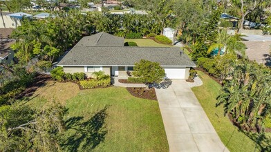 1833 Sandalwood Dr in Sarasota, FL - Building Photo - Building Photo