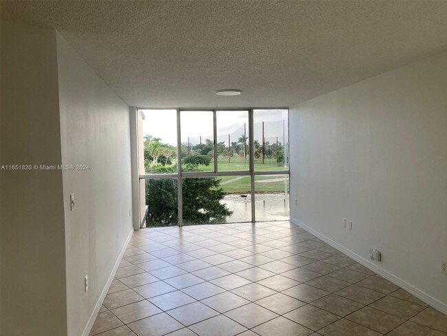 6995 NW 186th St in Hialeah, FL - Building Photo - Building Photo