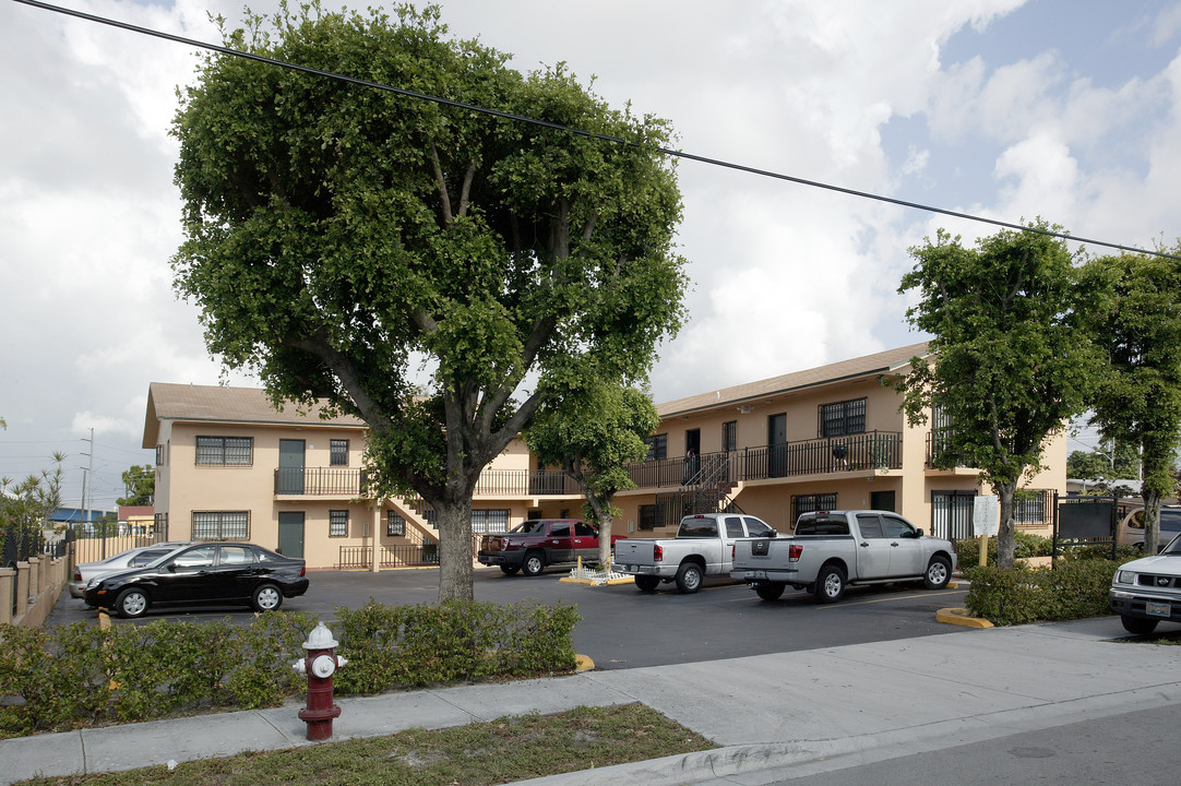 1330 SE 9th Ave in Hialeah, FL - Building Photo