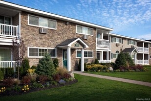 203 Lakeland Ave in Sayville, NY - Building Photo