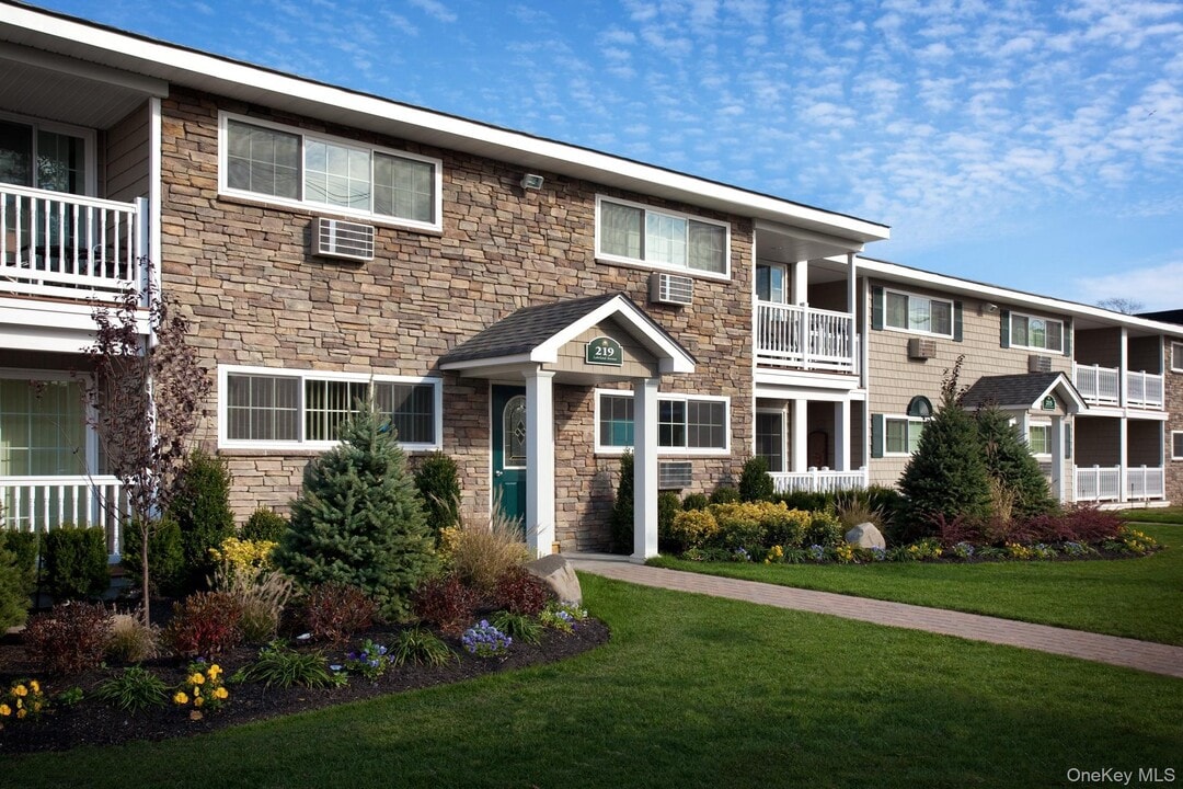 203 Lakeland Ave in Sayville, NY - Building Photo