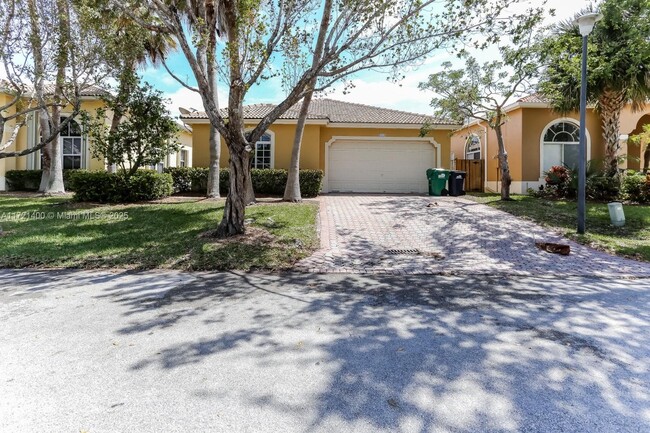 9118 SW 161st Terrace in Palmetto Bay, FL - Foto de edificio - Building Photo