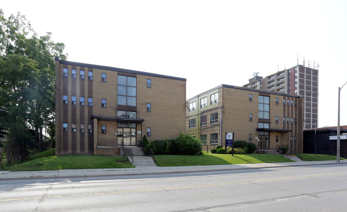 Upper James Court in Hamilton, ON - Building Photo