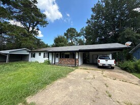 1054 Deryll St in Jackson, MS - Building Photo