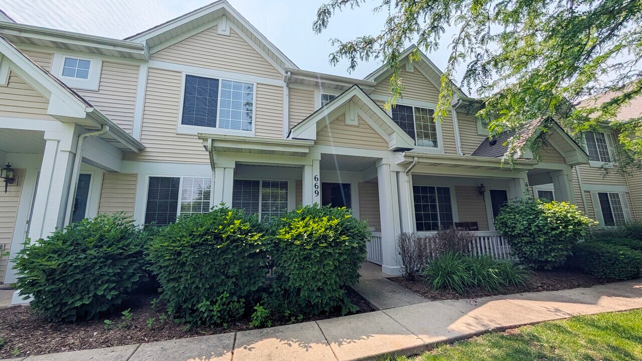 669 Lincoln Station Dr in Oswego, IL - Building Photo