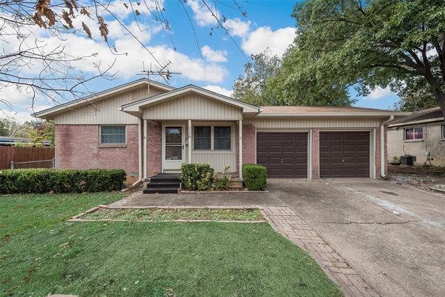 212 Skyway Dr in Euless, TX - Foto de edificio - Building Photo