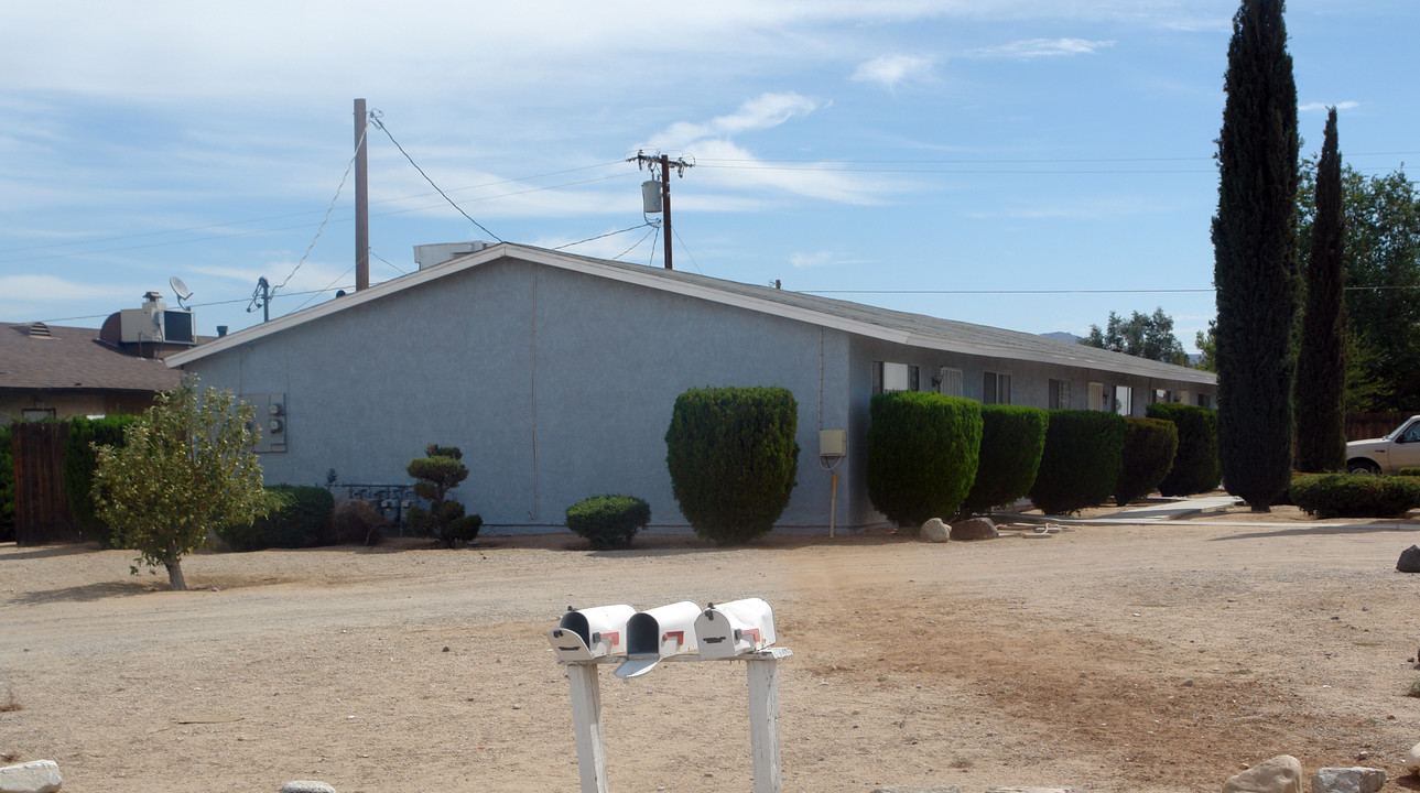 12343 Red Wing Rd in Apple Valley, CA - Building Photo