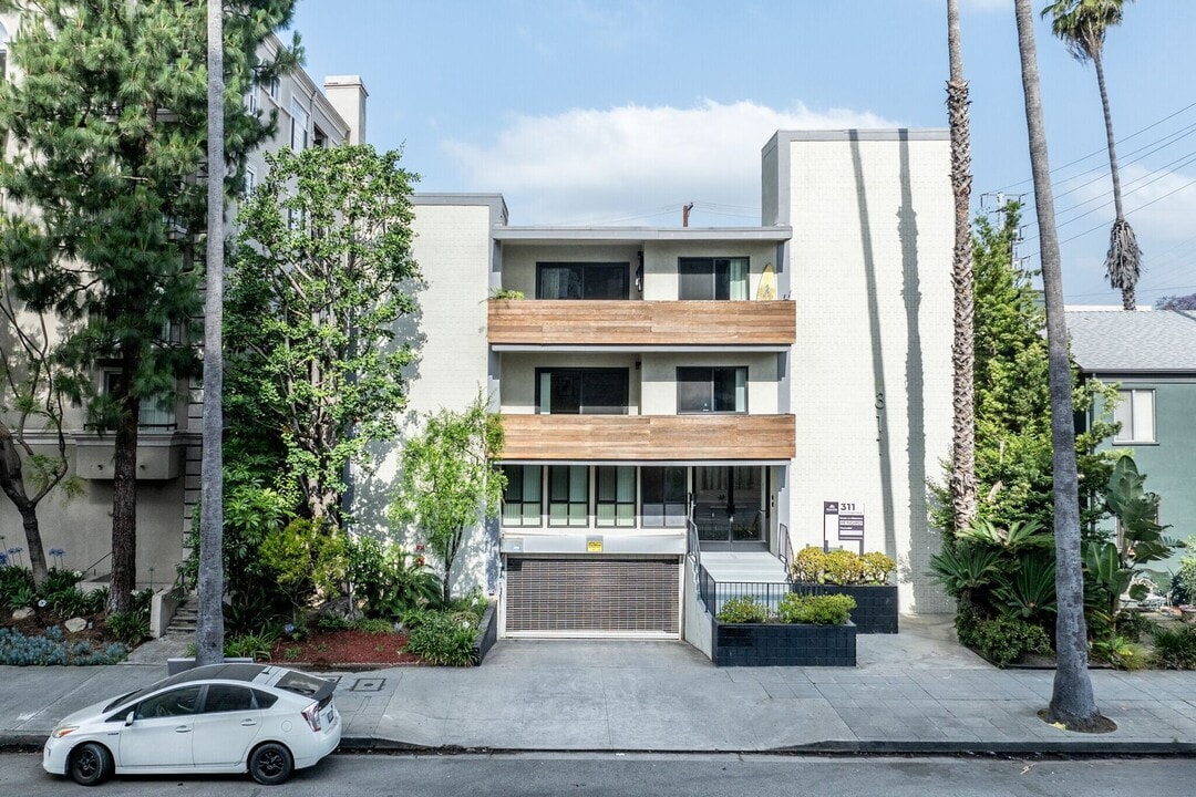 311 South Doheny Drive in Los Angeles, CA - Building Photo