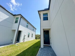 3937 SE Mentmore Ln in Stuart, FL - Building Photo - Building Photo