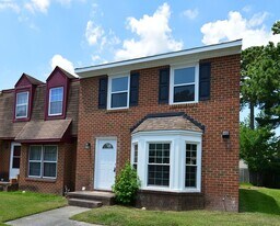 451 Wayman Ln in Virginia Beach, VA - Building Photo