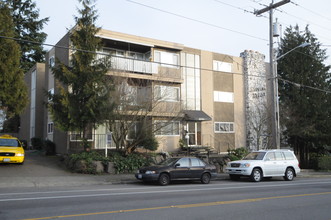 Sunset Villa Apartments in Seattle, WA - Building Photo - Building Photo