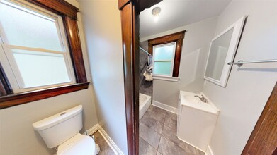 2334 Stratford Ave in Cincinnati, OH - Foto de edificio - Building Photo