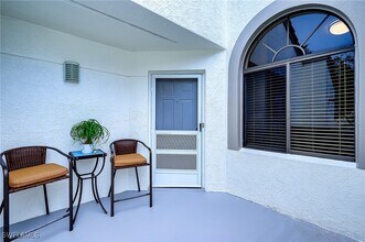559 Beachwalk Cir in Naples, FL - Foto de edificio - Building Photo
