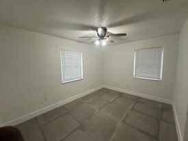 1465 NW 32nd St in Miami, FL - Building Photo