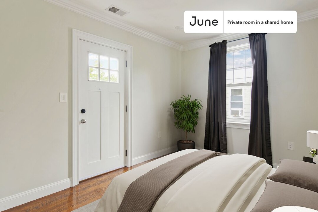 Private bedroom in 5 bed/1.5 bath Home in Boston, MA - Building Photo