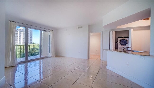 20000 E Country Club Dr, Unit 512 in Aventura, FL - Building Photo - Building Photo