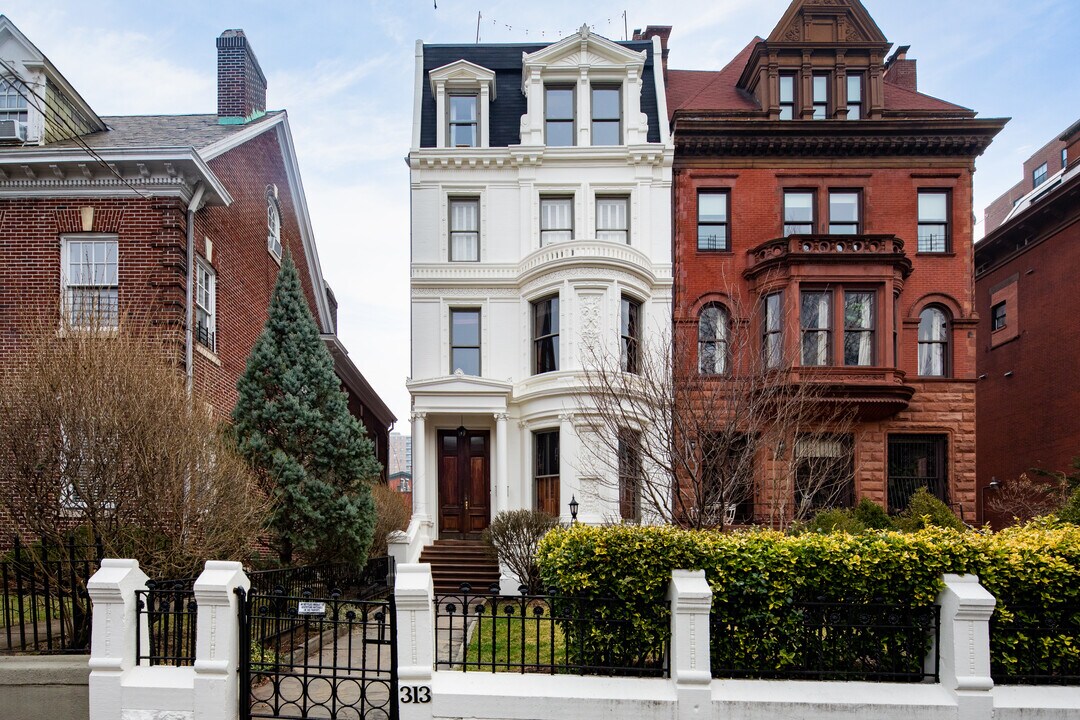 313 Clinton Ave in Brooklyn, NY - Foto de edificio